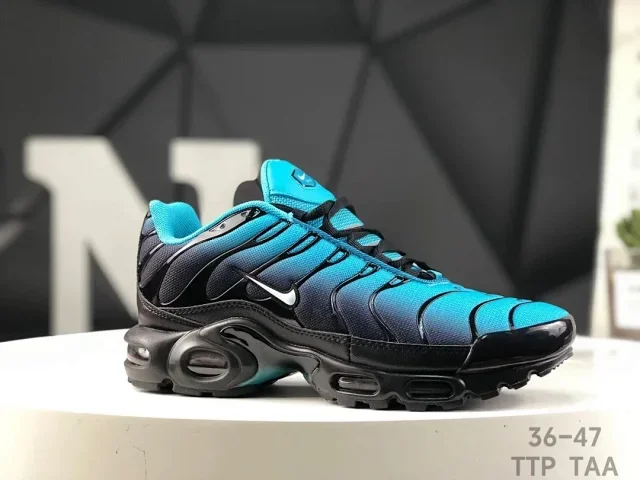 Nike Air Max Plus Sneakers