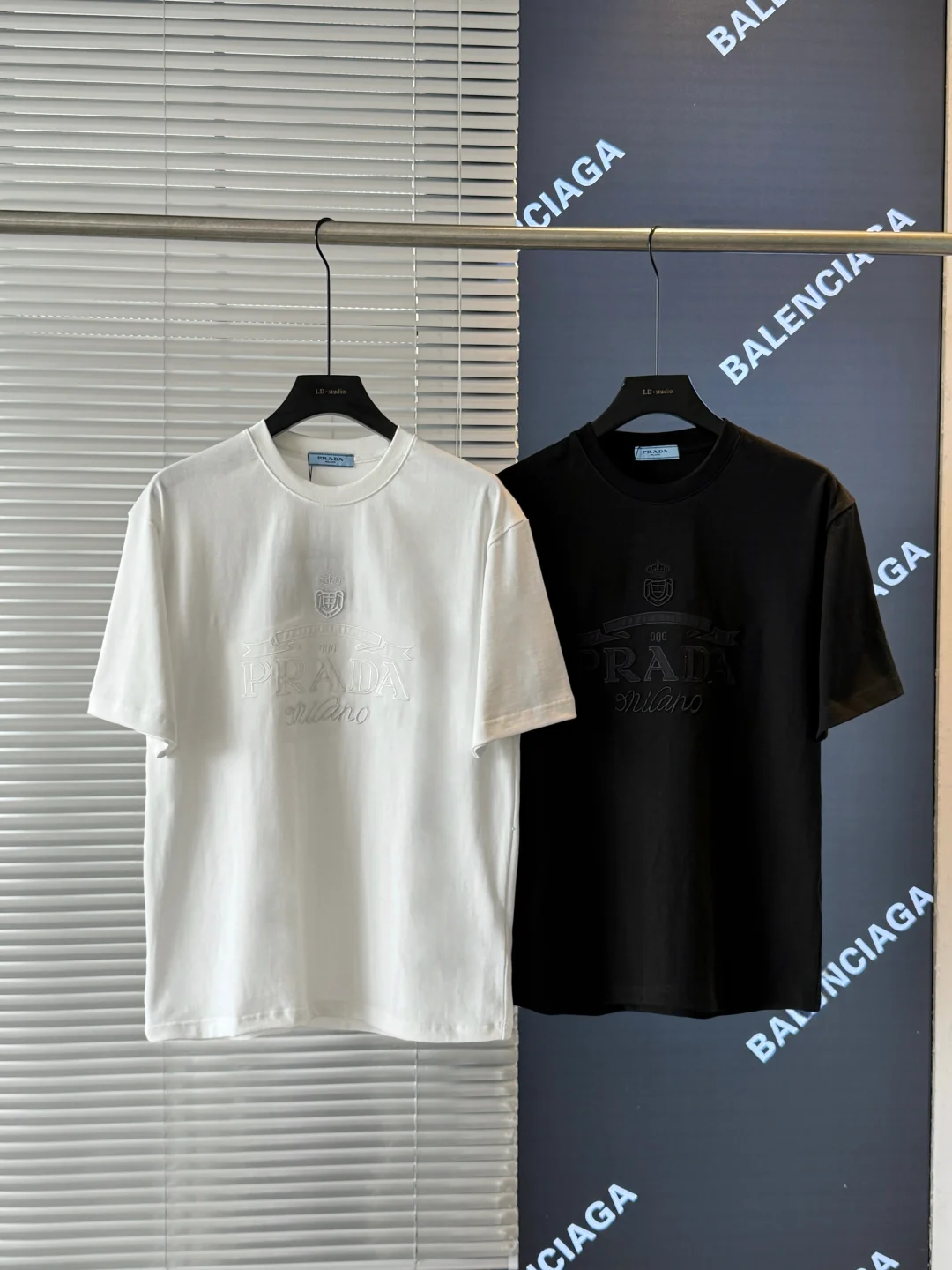 Prada Logo Embroidery Casual Crewneck T-Shirt (Black/White)