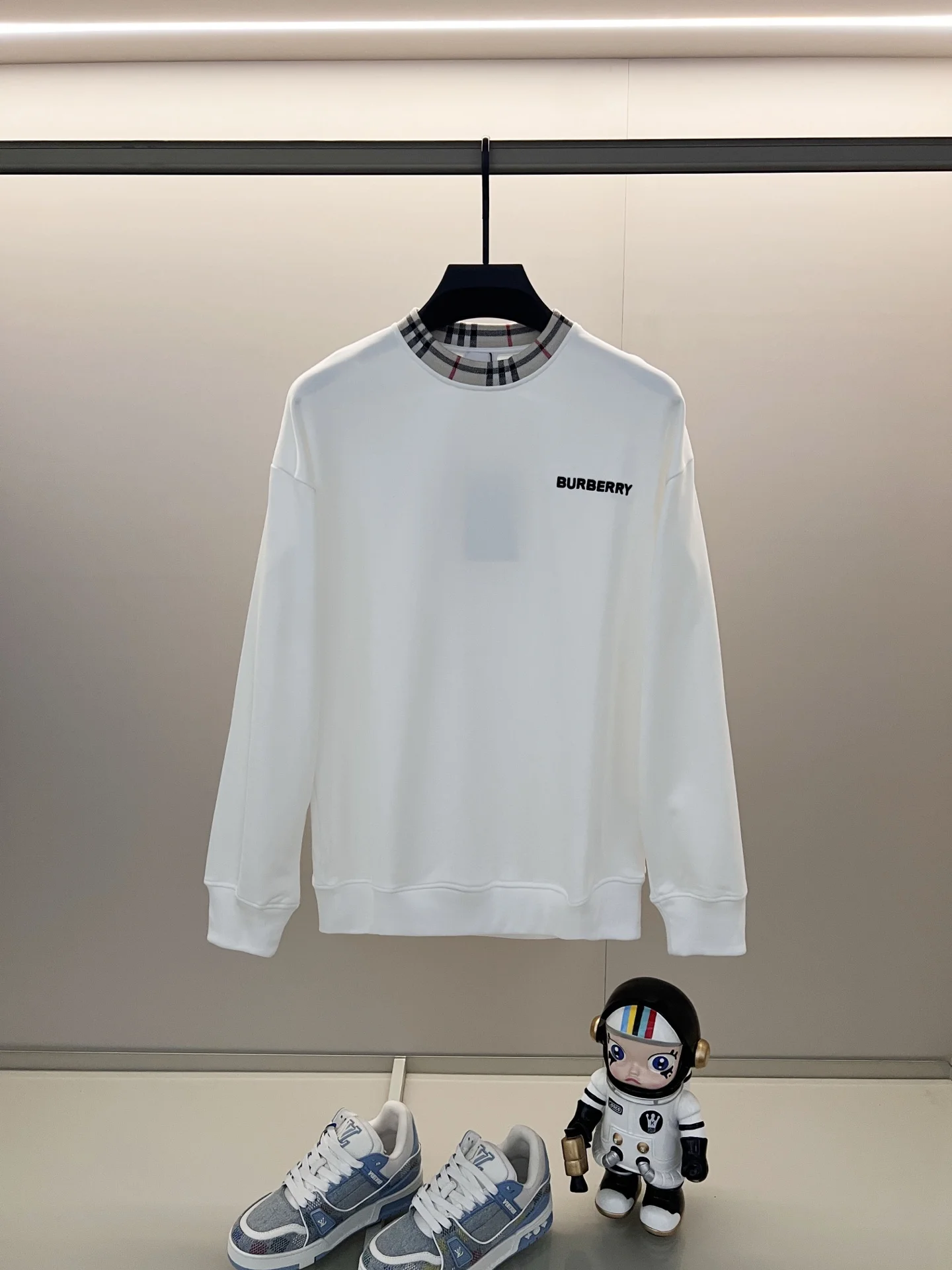 Burberry White Crew-Neck Sweatshirt with Checked Collar & Embroidered Logo