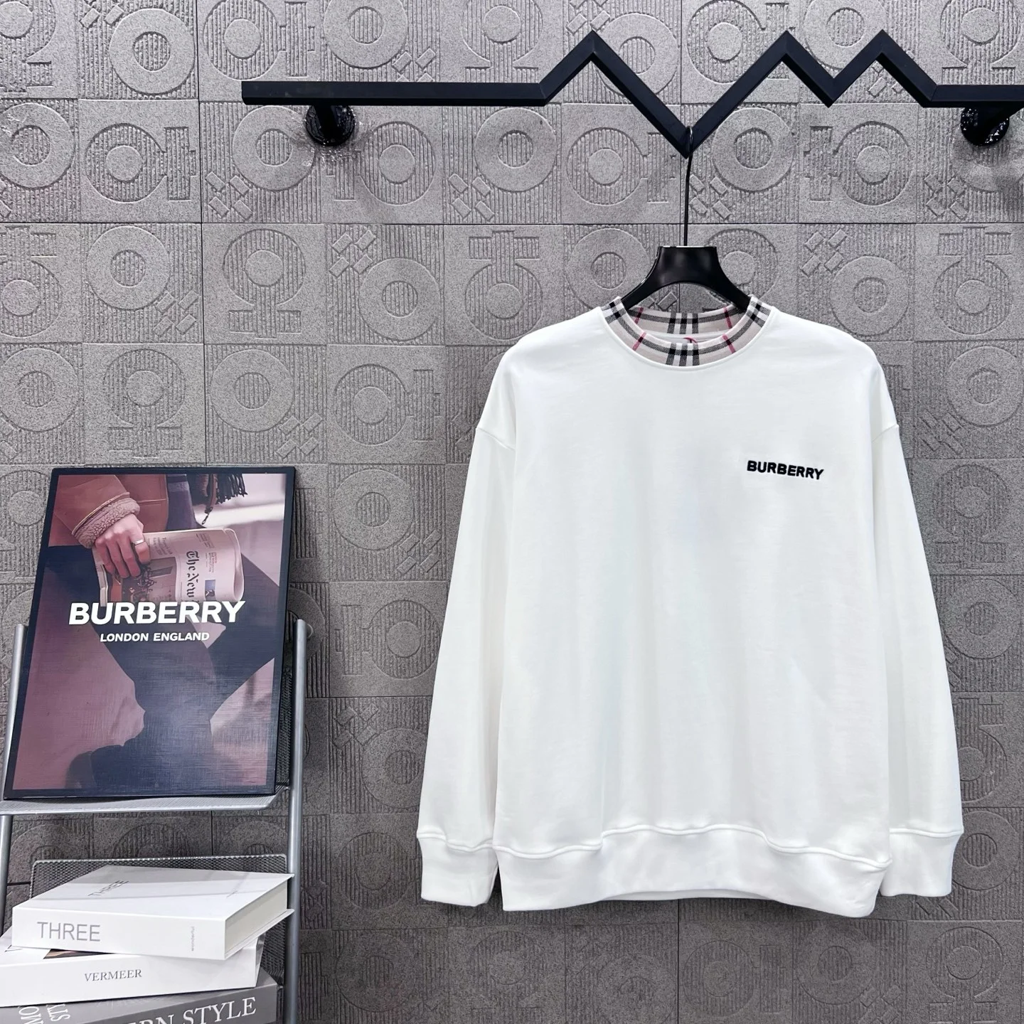 Burberry White Crew Neck Sweatshirt with Checked Collar