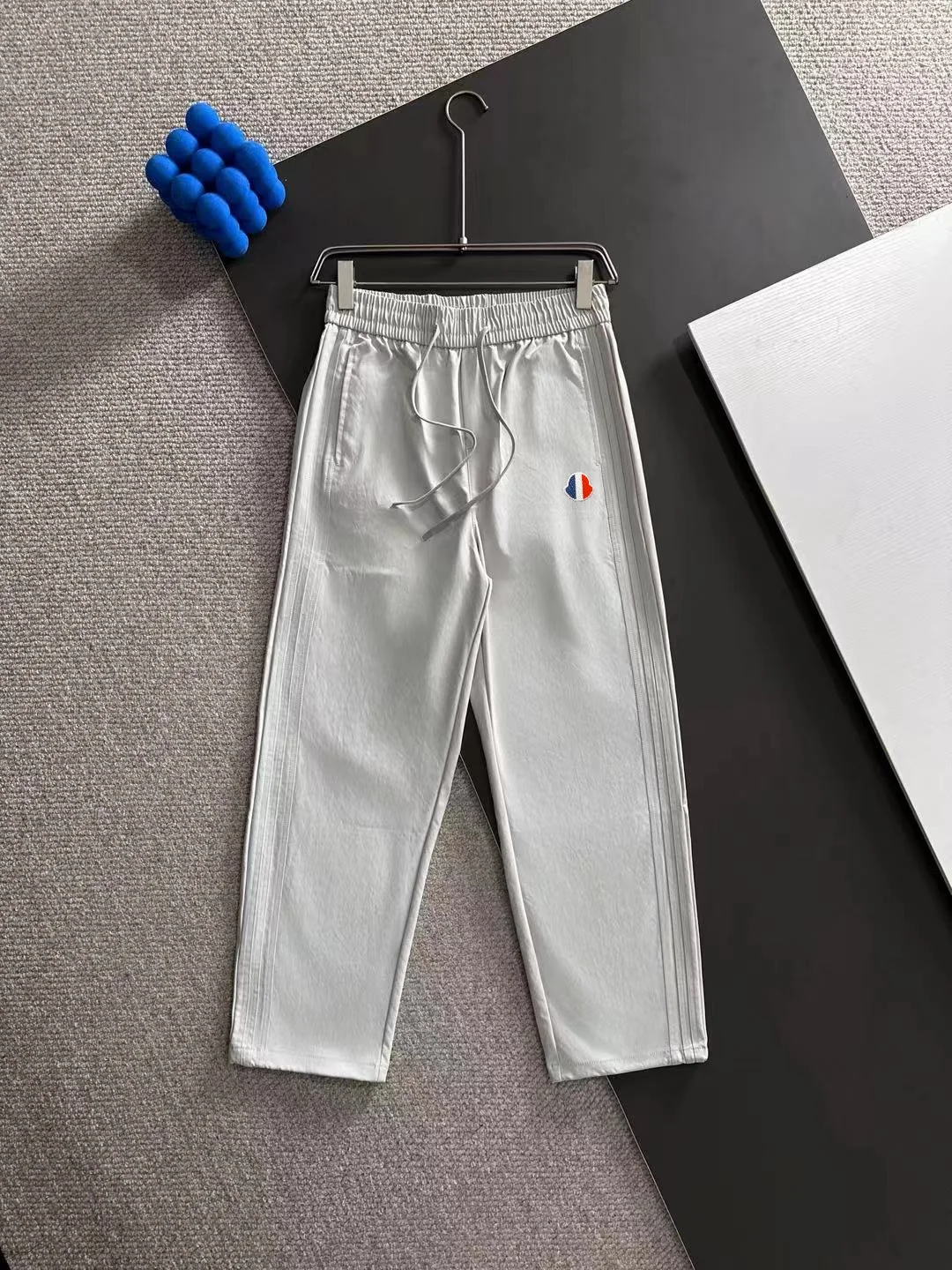 Moncler 2025 Autumn New Light Gray Elastic-Waist Pants with Wrinkle-Resistance