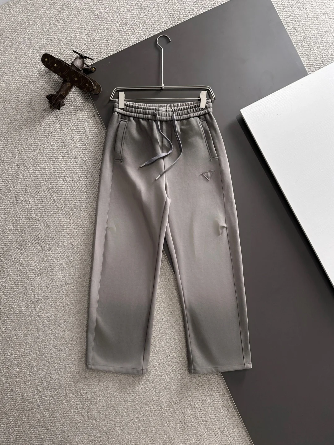 Prada 2025 Autumn New Gray Elastic-Waist Pants & Casual Cut