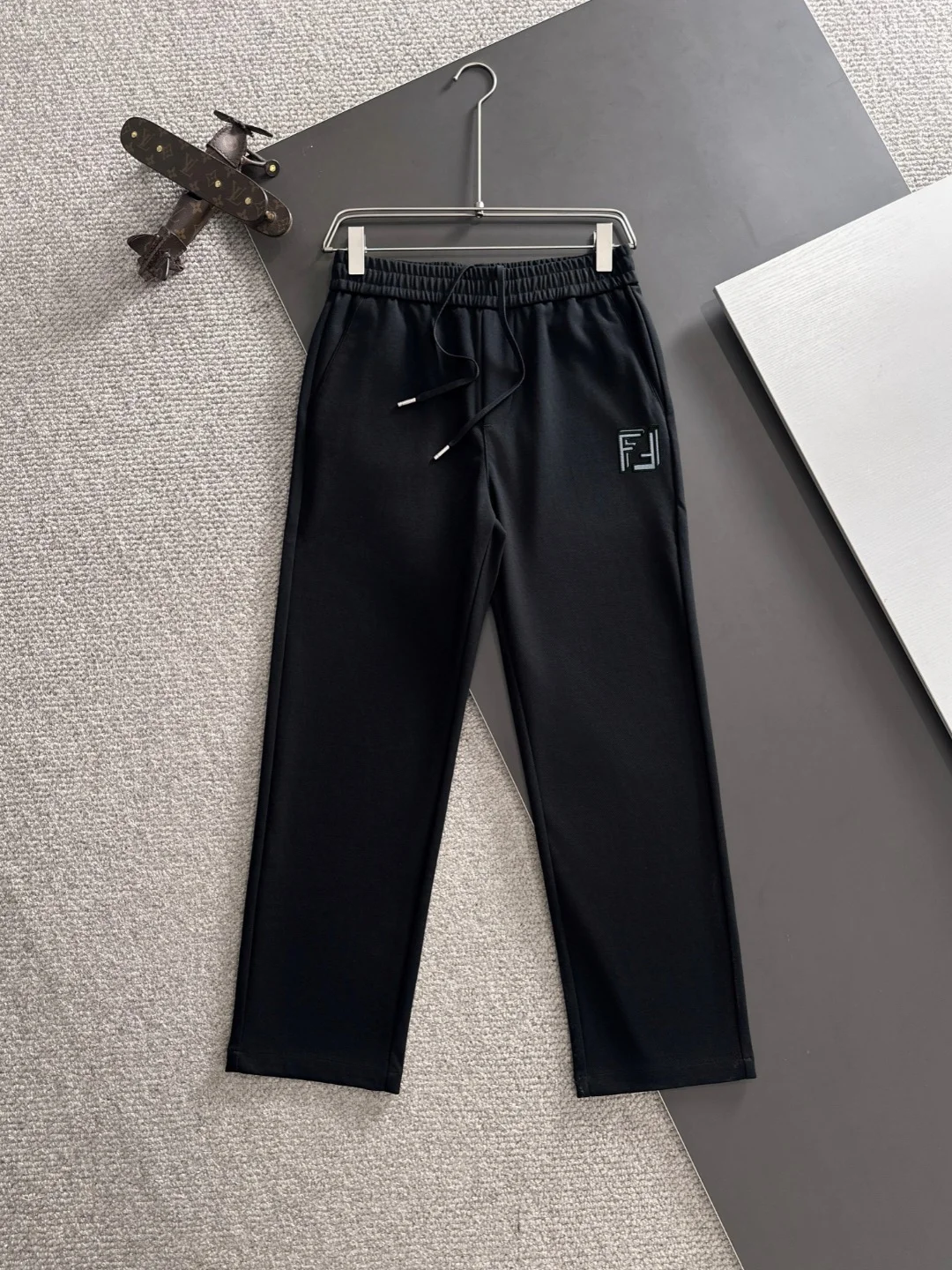 Fendi 2025 Autumn New Black Elastic-Waist Pants with Brand Element & Fit