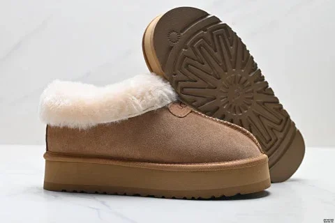 UGG DAKOTA Snow Boots