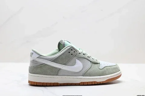 NIKE DUNK LOW Retro Low-Top Skate Shoe