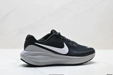 Nike REVOLUTION 8 Running Shoes