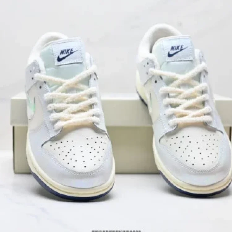 NIKE DUNK LOW Retro Low-Top Skate Shoes