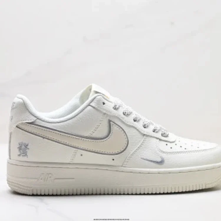 NIKE AIR FORCE 1'07 LV8 Low-top Sneakers