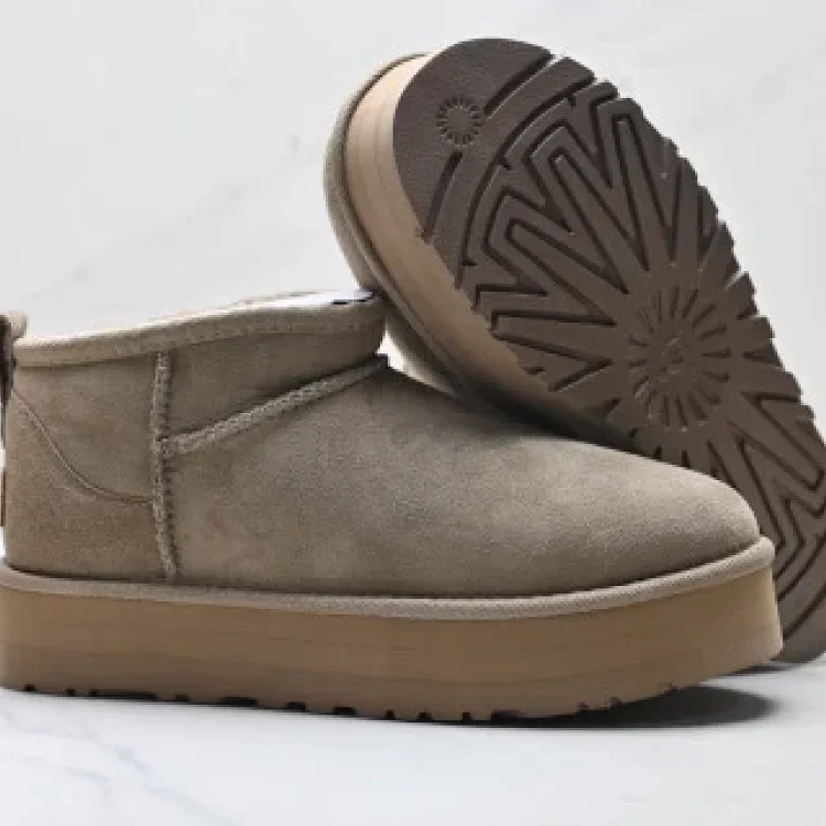 UGG CLASSIC ULTRA MINI PLATFORM Boots
