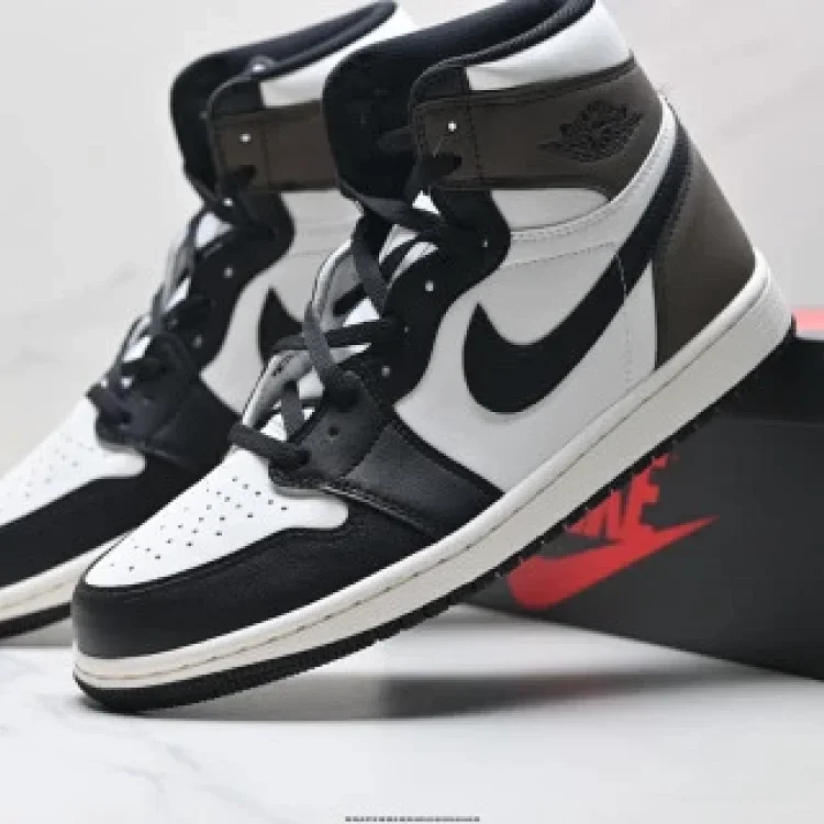 Nike Air Jordan1 Retro High OG Shoe