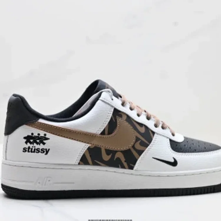 NIKE AIR FORCE 1 '07 Low-Top Sneakers